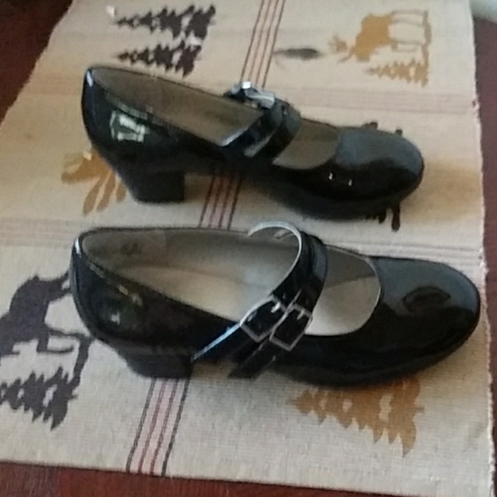 Girls American Eagle black patent leather shoes